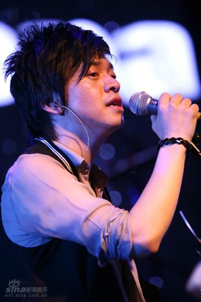 图文:李健演唱会-深情演绎歌曲