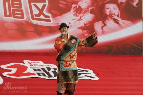 图文:08红歌会深圳赛区-唱红歌的藏族歌手