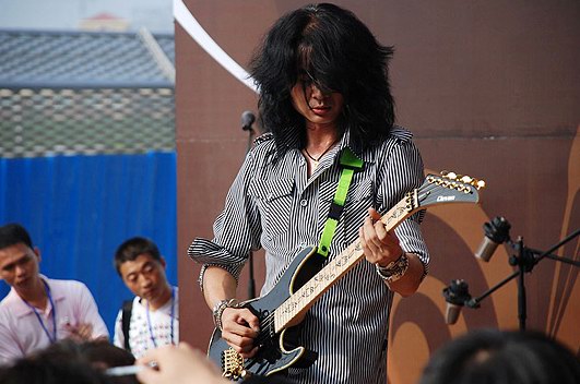 陈磊携Clevan签名吉他上演华丽金属夜(组图)