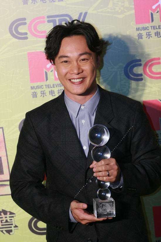 图文:陈奕迅获香港地区年度最受欢迎男歌手