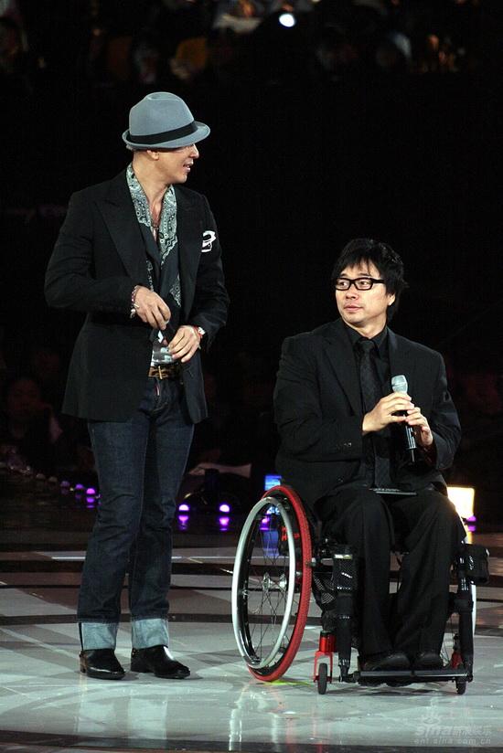 图文:MKMF颁奖礼--酷龙组合姜元来坐轮椅