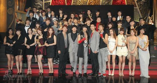 图文:金唱片颁奖精彩瞬间-众歌手登台合影
