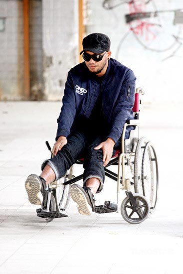 图文:张震岳坐轮椅--腿都麻了