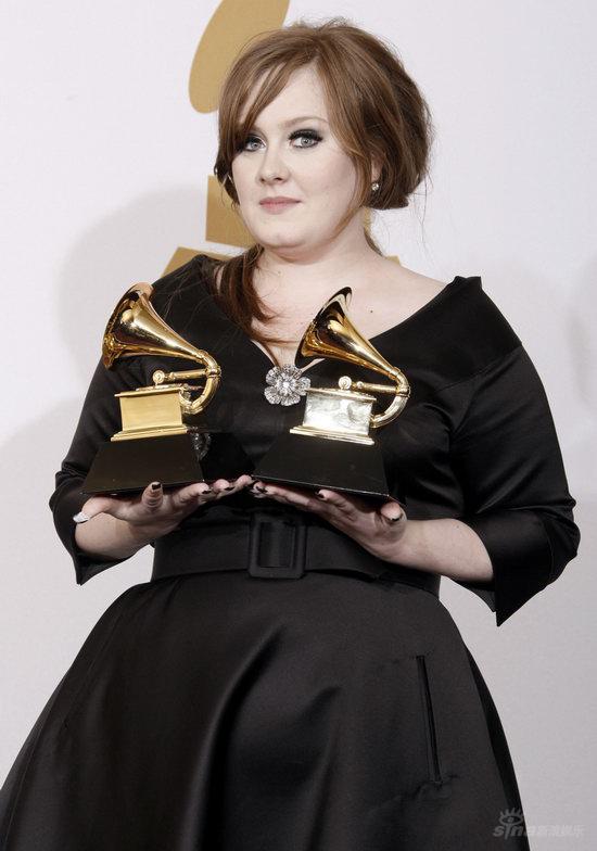 图文：Adele获最佳流行女声演唱奖与最佳新人奖