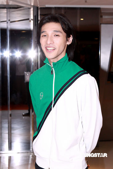 图文:林晓培车祸事件后开唱--黄又南着休闲装捧