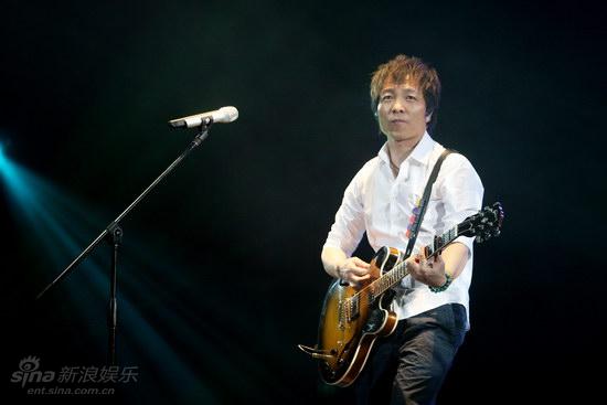 独家评论:许巍北京演唱会 痛苦和欢乐的救赎