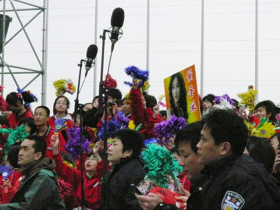 组图：黄圣依现身蔬菜博览会短发亮装欢动全场