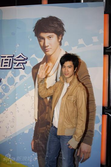 图文: 王力宏歌迷 见面会-王力宏与海报合影_影