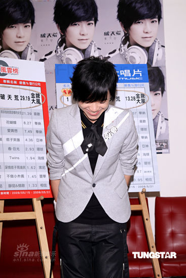 张芸京鞠躬致谢