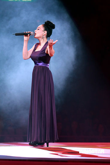 图文:情牵女人心演唱会--潘越云一袭紫裙