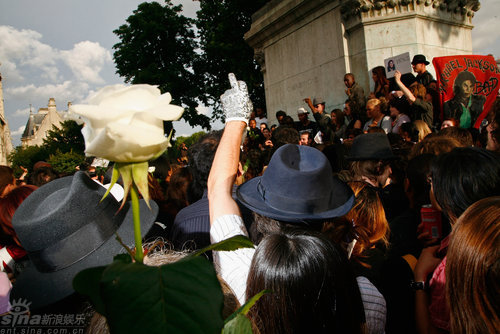 组图:巴黎圣母院哀悼活动 歌迷模仿杰克逊造型
