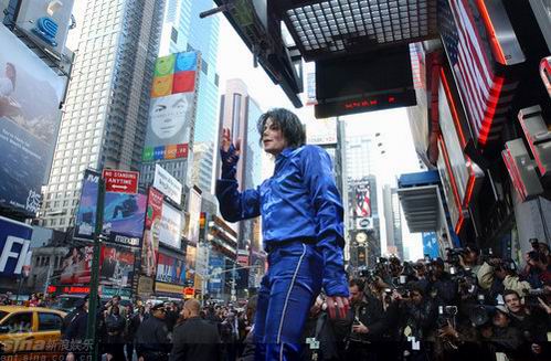 组图:杰克逊生前剪影 01年纽约唱片城宣传专辑