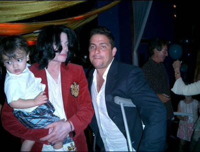 图文：杰克逊的家人与朋友--天王怀抱次子