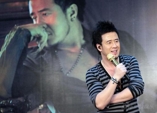 杨坤北京发新专辑弟弟献唱获称赞(组图)