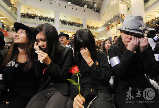 组图:香港举行大型悼念活动 歌迷泪别杰克逊