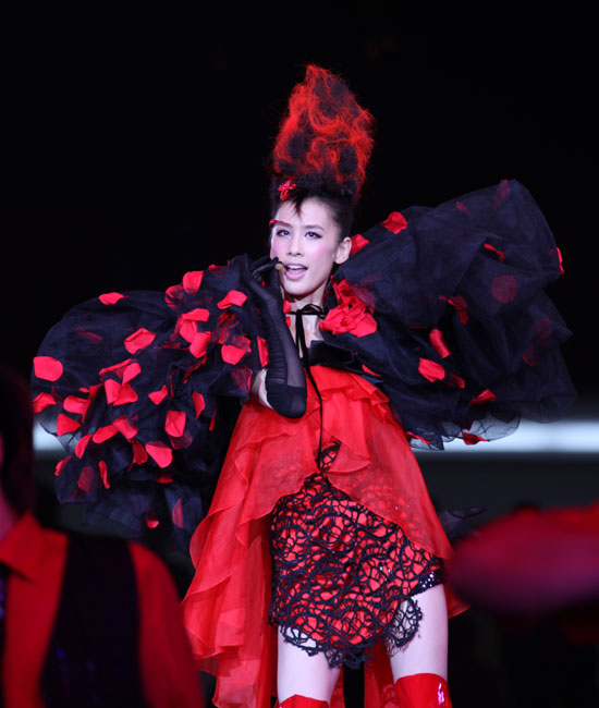 图文:黄圣依个唱-黄圣依似美丽火蝴蝶