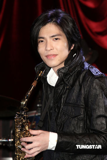 萧敬腾拍《新不了情》MV 近百歌迷助阵(组图