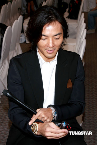 图文:郑伊健个唱发布会-郑伊健获赠名表