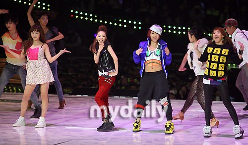 图文:09韩国MAMA颁奖礼--2NE1音乐剧玩转舞