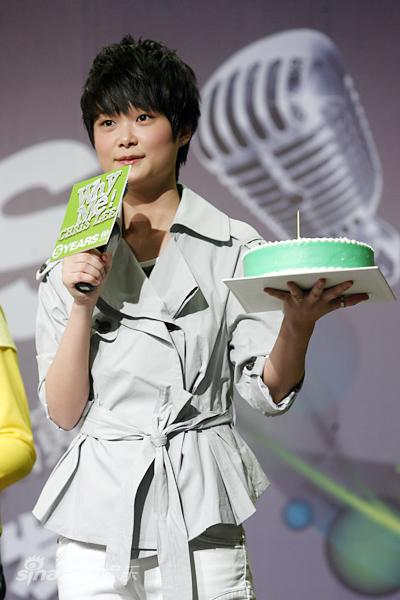 发布会当天正是李宇春的生日,公司特别准备了蛋糕为
