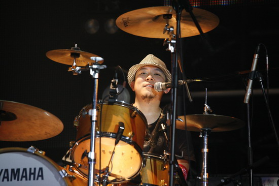 图文:苏打绿香港演唱会-鼓手小威带动全场气氛