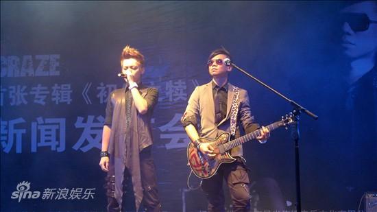 图文:范逸臣北京宣传新片-弹唱《别回答》