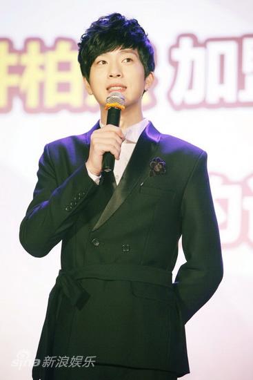 图文:井柏然签约-井柏然西装笔挺