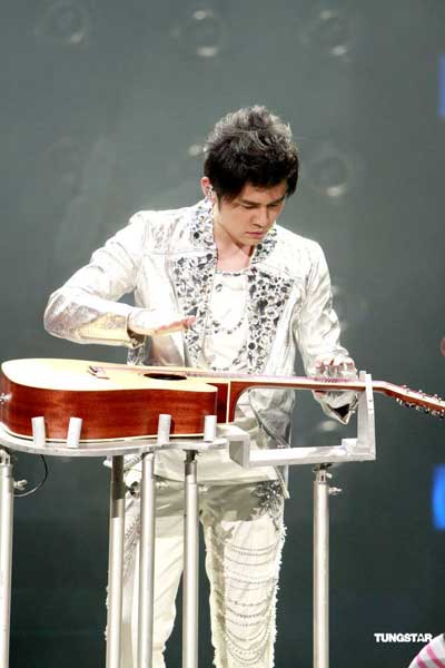 图文:周杰伦2010演唱会-周杰伦和他的吉他