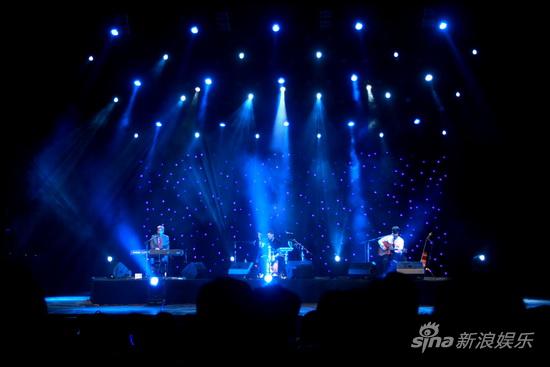 图文:迈克学摇滚演唱会-舞台绚丽