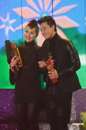 图文:TVB劲歌金曲颁奖-杨千嬅与林峰