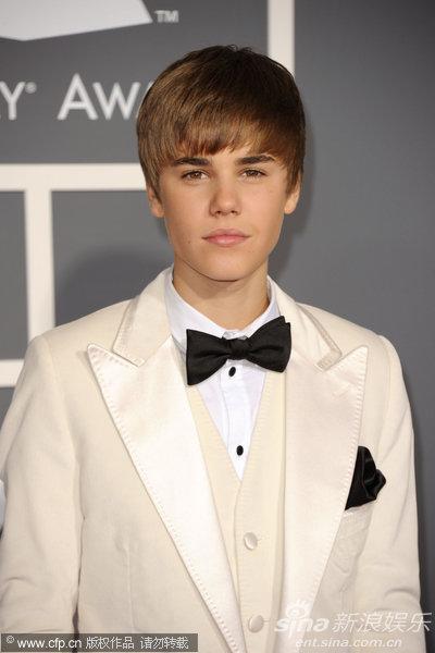 图文:格莱美红毯贾斯汀-比伯一袭白衣