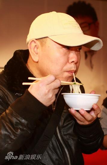 潘长江尝试龙须面