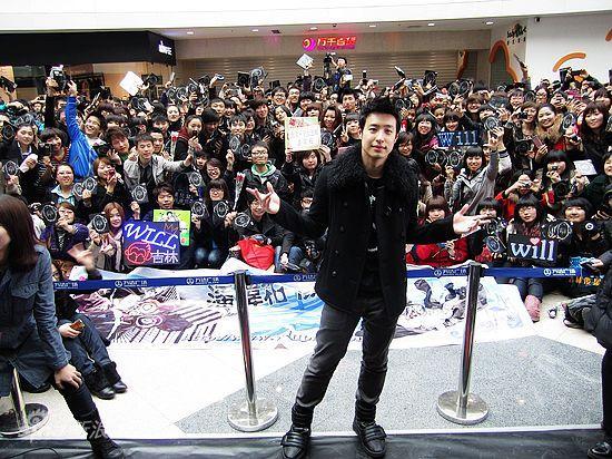 图文:潘玮柏长春签售-现场歌迷大合照