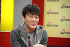 张信哲回馈歌迷赠门票称会看朋友玩微博(组图)