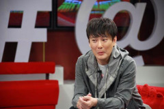 张信哲回馈歌迷赠门票称会看朋友玩微博(组图)