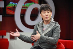 张信哲回馈歌迷赠门票称会看朋友玩微博(组图)