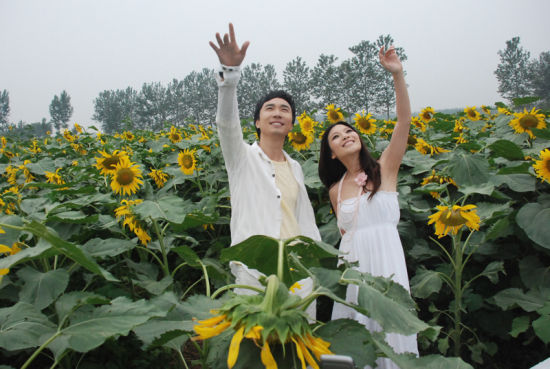 田梓呈给力播撒《幸福感》 花海里拍MV(组图