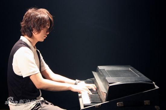 图文:牛奶咖啡拍摄MV-格非弹电子琴