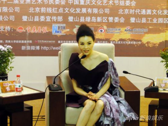 张迈答记者问新浪娱乐讯 12日下午,重庆籍军旅歌唱家张迈在重庆人民大