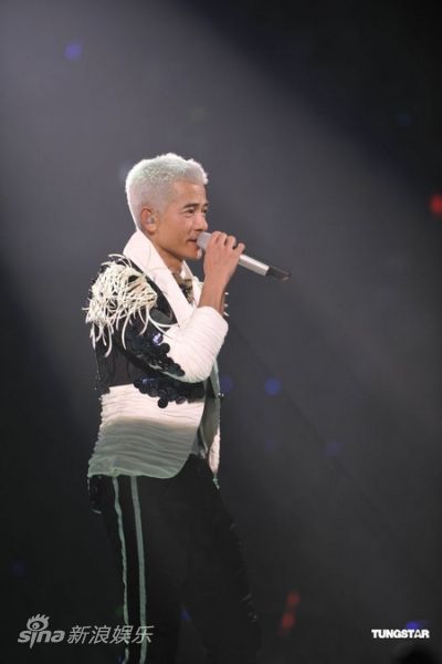 天王郭富城(微博)今晚于红馆举行一连十六场"舞临盛宴"演唱会,一向