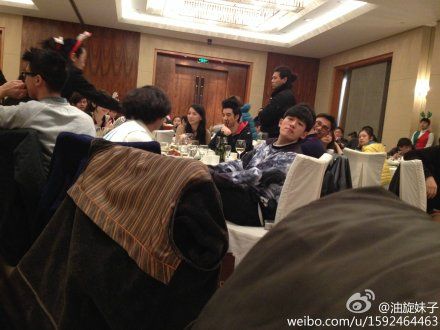 王力宏夫妻庆功宴亲密耳语 称会努力生娃