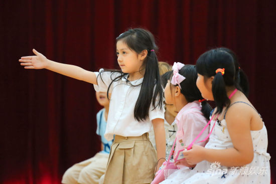 宋佳陈学冬感人演讲 学童体验老师艰辛