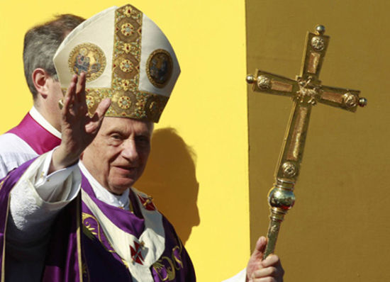 新教皇不穿prada d&g从意大利教堂找灵感