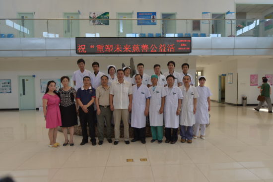 何易易(一排左三)与北京丰台广济医院医护人员