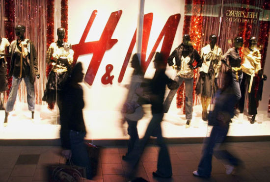 H&M出窗外人来人往的客流量