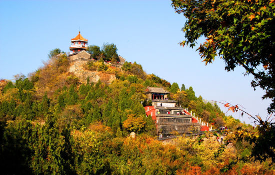 百望山这座太行山余脉插入北京后的最后一道山梁，由于其特殊地理条件和植被情况，红叶季节的美景也同样可观