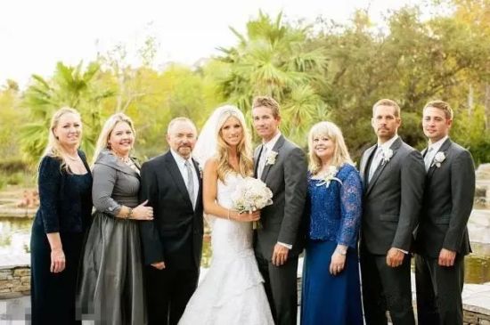 Paul Walker出事前参加弟弟婚礼，与家人合影。