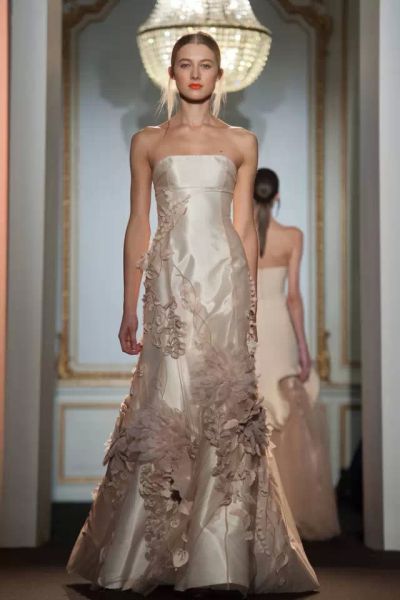  ▲ Dany Atrache light pink big fishtail wedding dress, three-dimensional flower embroidery inlay, fresh and elegant.