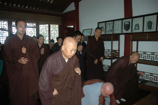 信众人等在法雨寺印祖关房礼拜印光大师