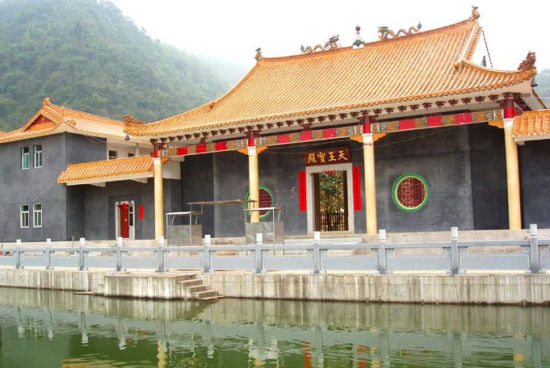 万福寺万福寺位於广东省梅州市大埔县阴那山,此山后又改名英雄山.